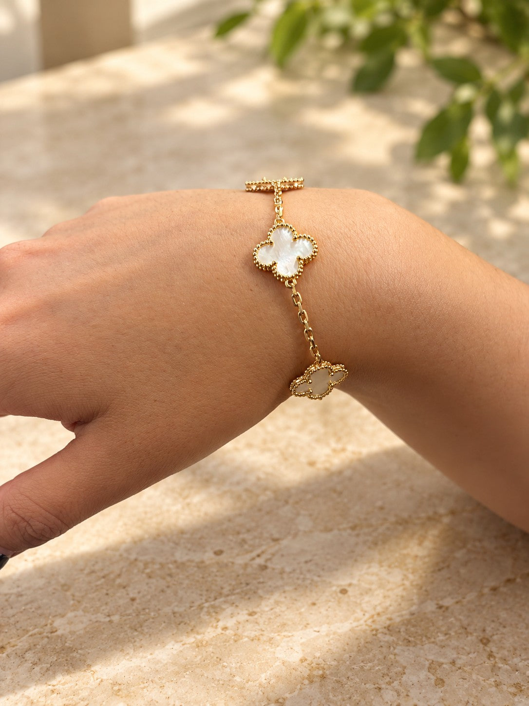 Pulsos · pulsera de trébol puesta